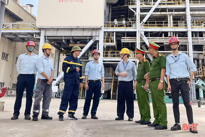 Các lực lượng tham gia thực tập tại Công ty Formosa thảo luận các phương án.
