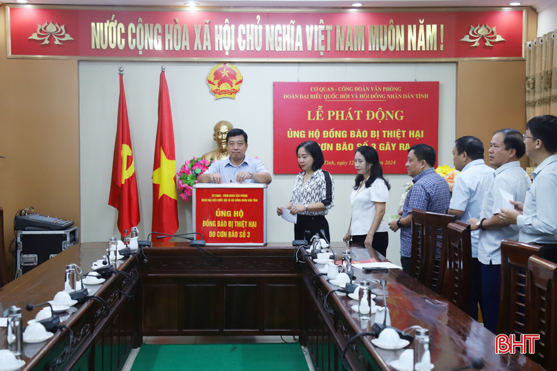 Phó Chủ tịch Thường trực HĐND tỉnh Trần Tú Anh cùng cán bộ, công chức, người lao động trích tối thiểu một ngày lương để ủng hộ.