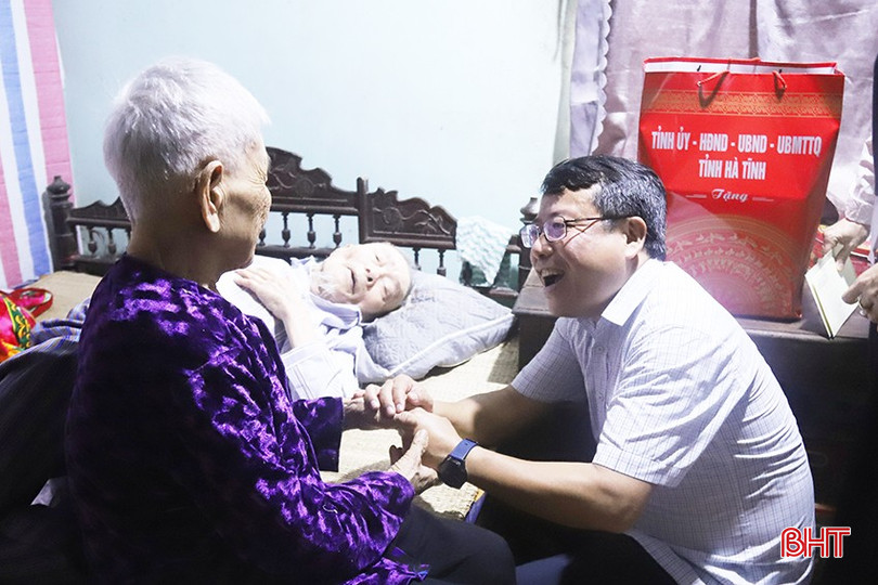 Đoàn thăm hỏi gia đình ông Nguyễn Kim Đoài (thôn Song Hoành, xã Lưu Vĩnh Sơn)...