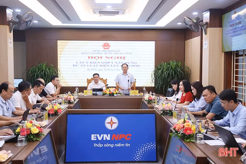 Phó Trưởng đoàn chuyên trách Đoàn ĐBQH tỉnh Trần Đình Gia và Giám đốc Công ty Điện lực Hà Tĩnh Phạm Công Thành chủ trì hội nghị lấy ý kiến dự thảo Luật Điện lực.