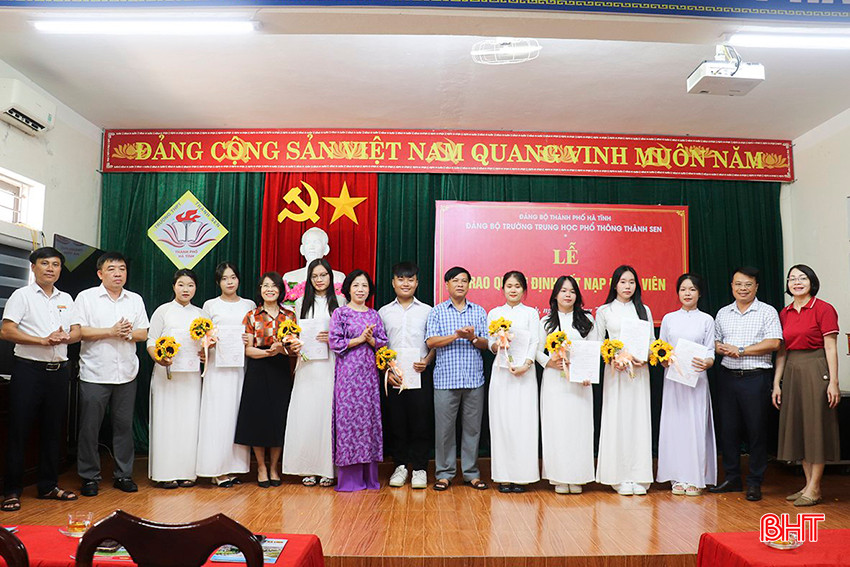 24 đảng viên vừa hoàn thành xong lớp 12 thuộc 3 chi bộ bao gồm: Chi bộ Tổng hợp; Chi bộ Tự nhiên và Chi bộ Xã hội được kết nạp Đảng tại trường.