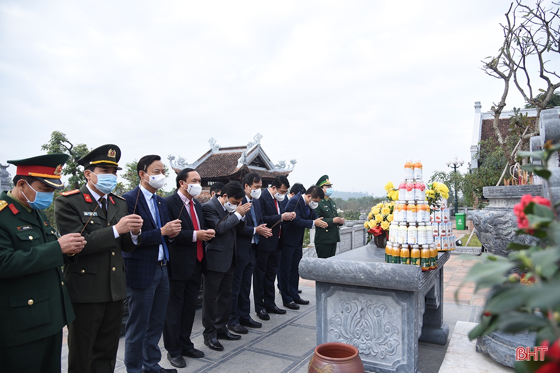 Lãnh đạo tỉnh Hà Tĩnh dâng hương tưởng niệm Chủ tịch Hồ Chí Minh tại Khu di tích Kim Liên
