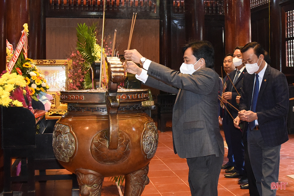 Lãnh đạo tỉnh Hà Tĩnh dâng hương tưởng niệm Chủ tịch Hồ Chí Minh tại Khu di tích Kim Liên