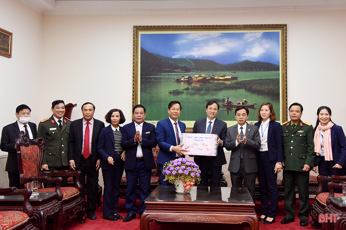 Lãnh đạo tỉnh Hà Tĩnh dâng hương tưởng niệm Chủ tịch Hồ Chí Minh tại Khu di tích Kim Liên