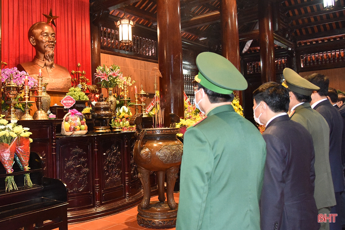 Lãnh đạo tỉnh Hà Tĩnh dâng hương tưởng niệm Chủ tịch Hồ Chí Minh tại Khu di tích Kim Liên