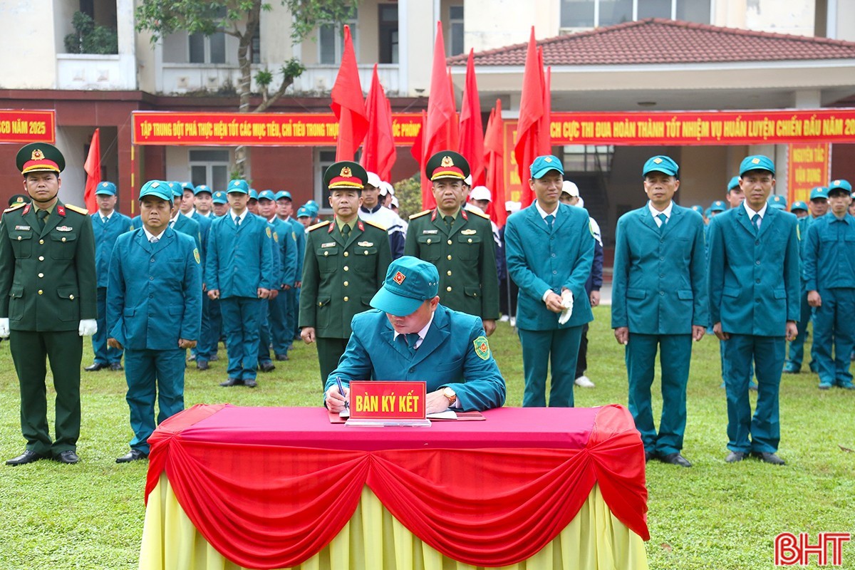 Sau lễ phát động, đại diện các đơn vị đã ký kết giao ước thi đua.