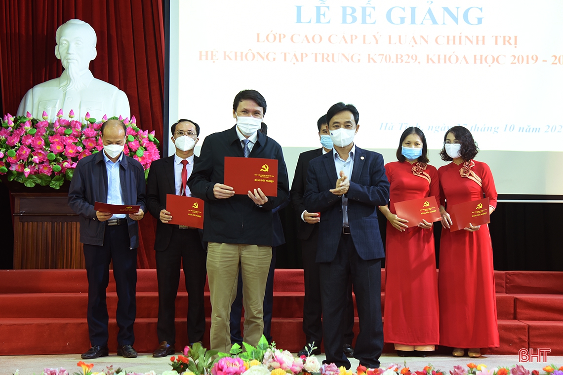 86 học viên Hà Tĩnh hoàn thành lớp cao cấp lý luận chính trị hệ không tập trung