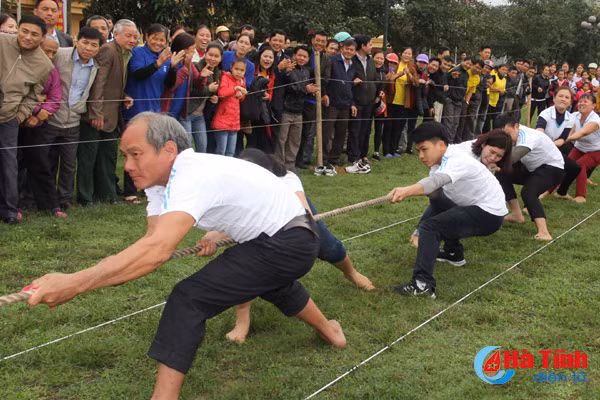photo gia tre gai trai cung tranh tai keo co o nghi xuan