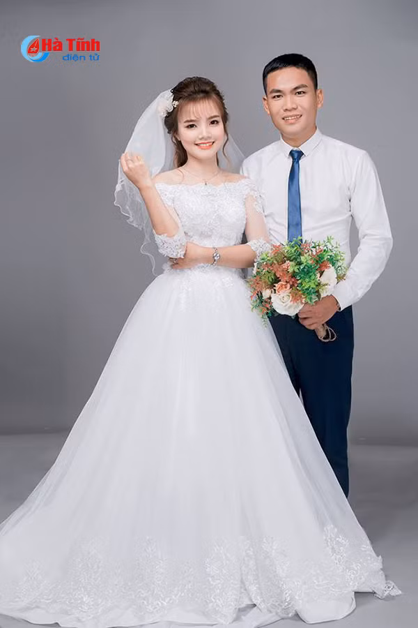 doc dao bo anh cuoi mang mau ao xanh cua doan