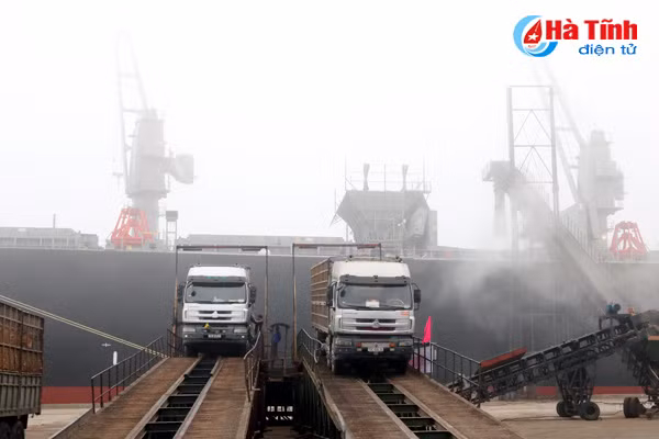 4 tau lon cap cang vung ang boc do hang nhung ngay dau xuan