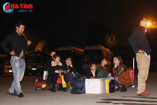 hanh khach vat va don xe tro lai cac thanh pho lon sau ky nghi tet