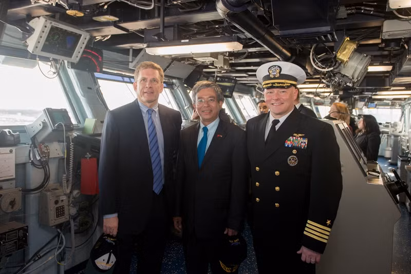 dai su viet nam tham tau san bay uss george h w bush
