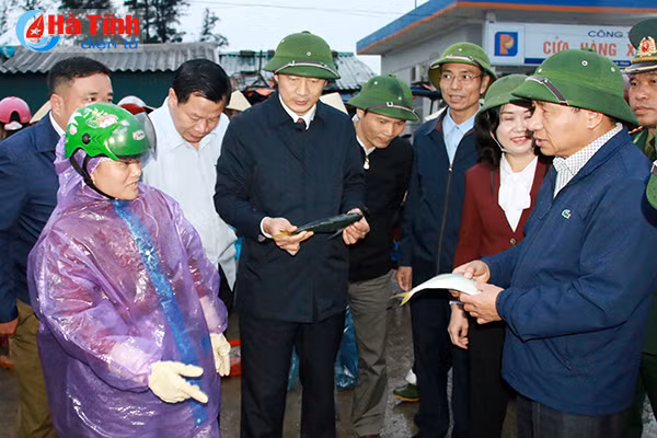 bi thu tinh uy kiem tra danh bat tieu thu hai san tai cang ca thach kim
