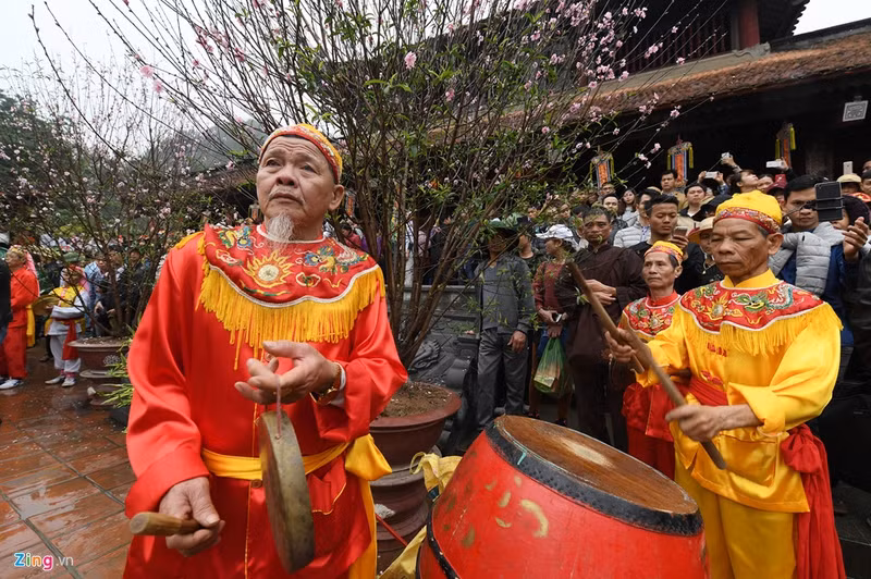 thuyen be day dac suoi yen ngay khai hoi chua huong