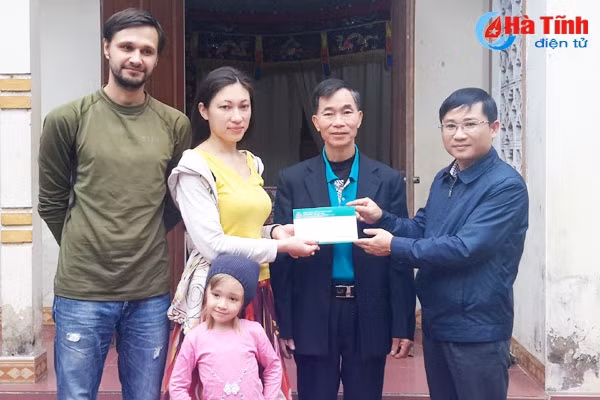 video co gai nga vuot 10 000km tim ve coi nguon cung cha don tet o ha tinh