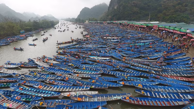 thuyen be day dac suoi yen ngay khai hoi chua huong