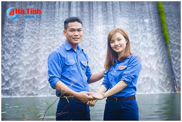 doc dao bo anh cuoi mang mau ao xanh cua doan