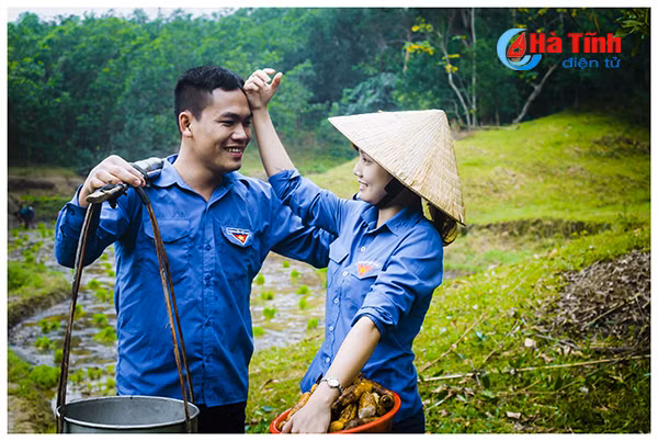 doc dao bo anh cuoi mang mau ao xanh cua doan
