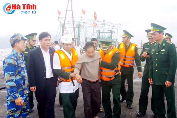 cuu thanh cong 11 thuyen vien gap nan tren bien