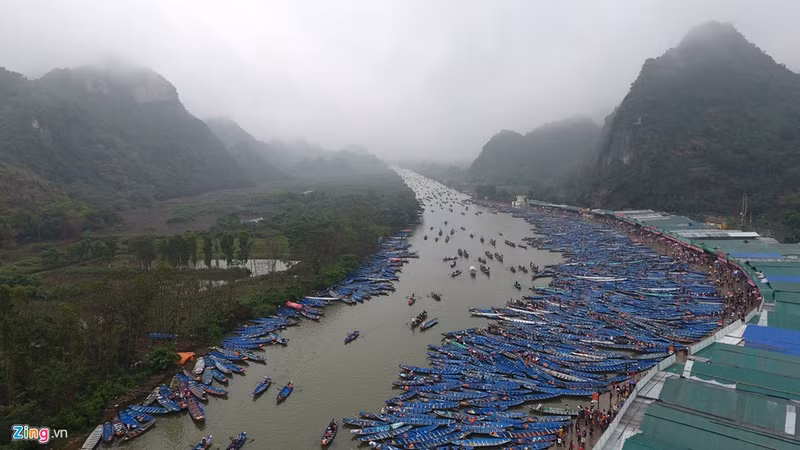 thuyen be day dac suoi yen ngay khai hoi chua huong