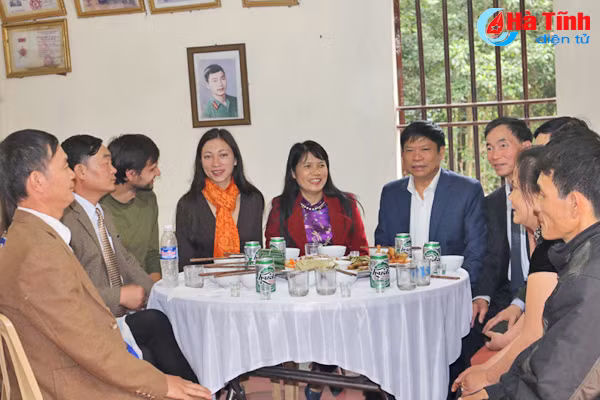 video co gai nga vuot 10 000km tim ve coi nguon cung cha don tet o ha tinh