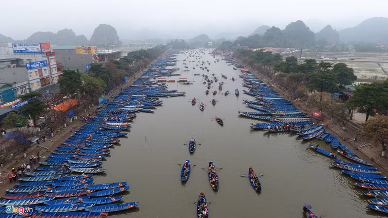 thuyen be day dac suoi yen ngay khai hoi chua huong