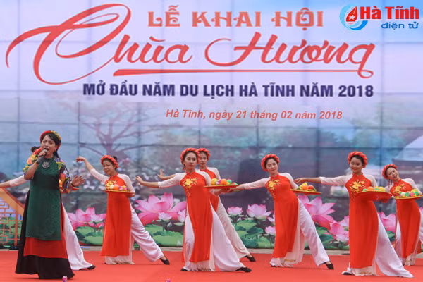 tung bung khai hoi chua huong tich