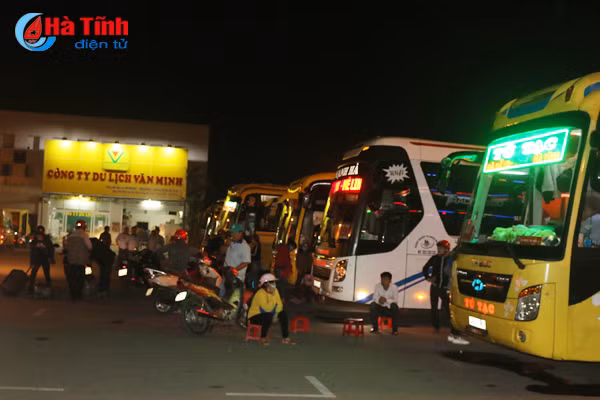 hanh khach vat va don xe tro lai cac thanh pho lon sau ky nghi tet