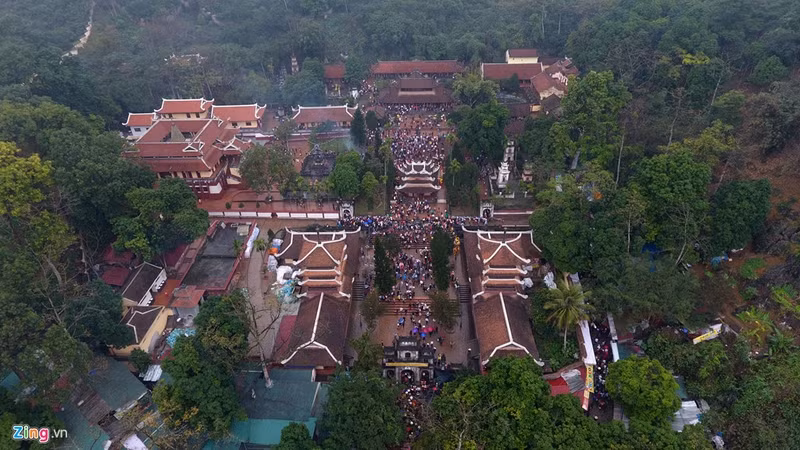 thuyen be day dac suoi yen ngay khai hoi chua huong