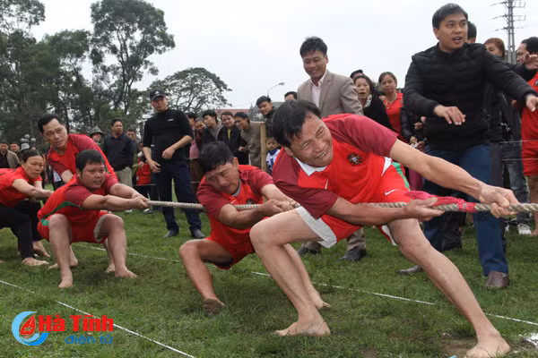 photo gia tre gai trai cung tranh tai keo co o nghi xuan