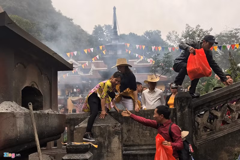 thuyen be day dac suoi yen ngay khai hoi chua huong