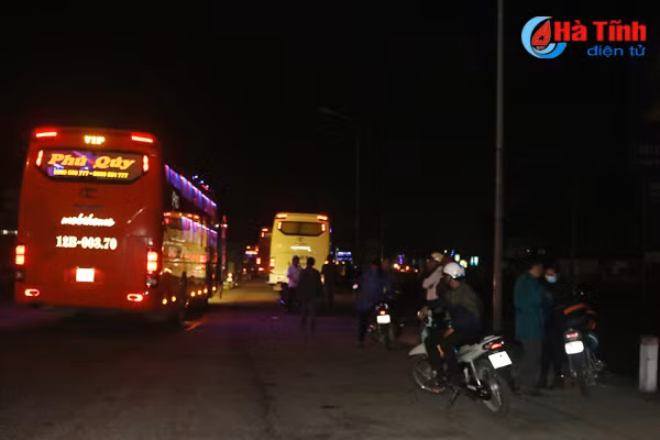 hanh khach vat va don xe tro lai cac thanh pho lon sau ky nghi tet