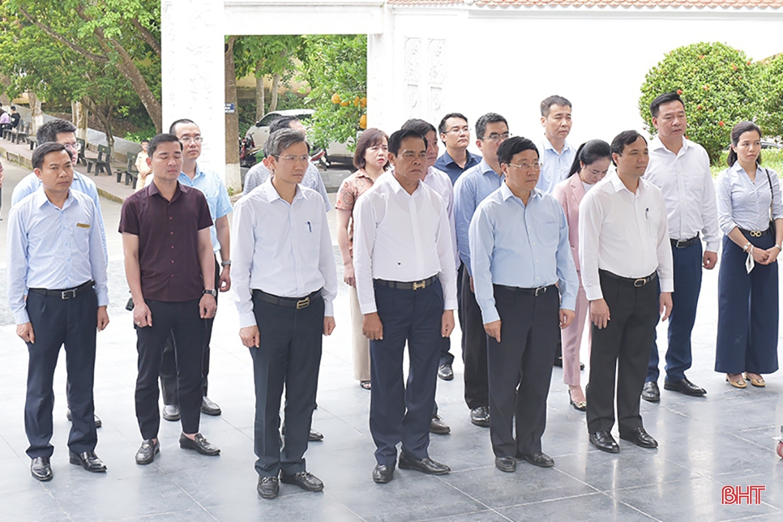 Phó Thủ tướng Thường trực Chính phủ Phạm Bình Minh dâng hương tại Khu di tích Ngã ba Đồng Lộc
