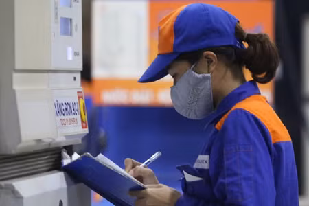Giữ nguyên giá xăng, giảm giá dầu
