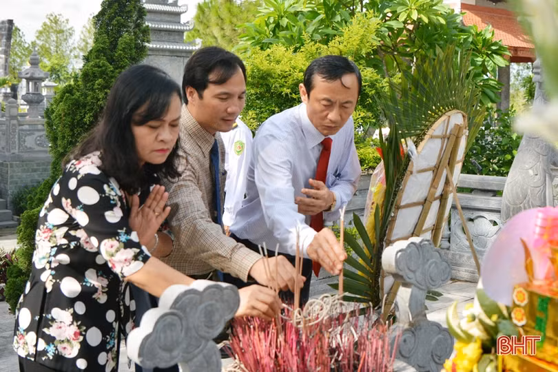 Bí thư Tỉnh ủy dâng hương tại Nghĩa trang Trường Sơn, Đường 9
