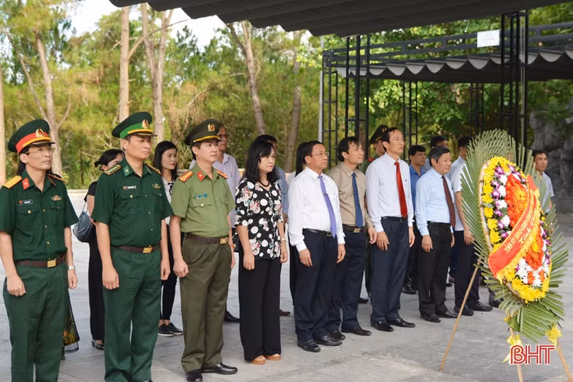 Bí thư Tỉnh ủy dâng hương tại Nghĩa trang Trường Sơn, Đường 9
