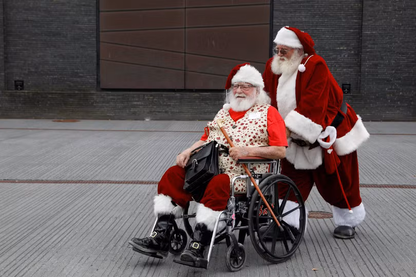Ông già Noel khắp thế giới rủ nhau đi nghỉ mát
