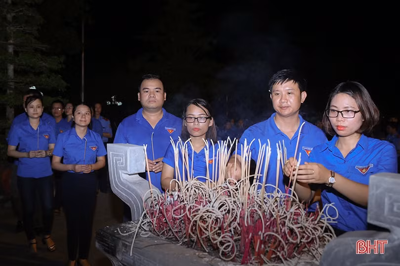 Tuổi trẻ Hà Tĩnh thắp nến tri ân các anh hùng liệt sỹ tại Ngã ba Đồng Lộc