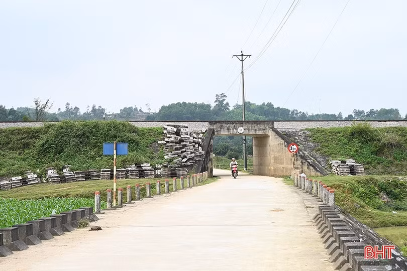 loi-di-tu-mo-ngang-qua-duong-sat-7a.jpg