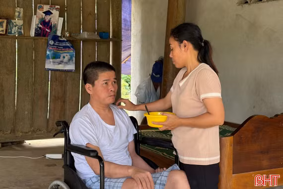 Vòng tay nhân ái: Nỗi lòng người vợ có chồng liệt giường, con thơ suy thận