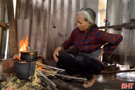 Vòng tay nhân ái: Xót xa cảnh mẹ già nuôi hai con bạo bệnh