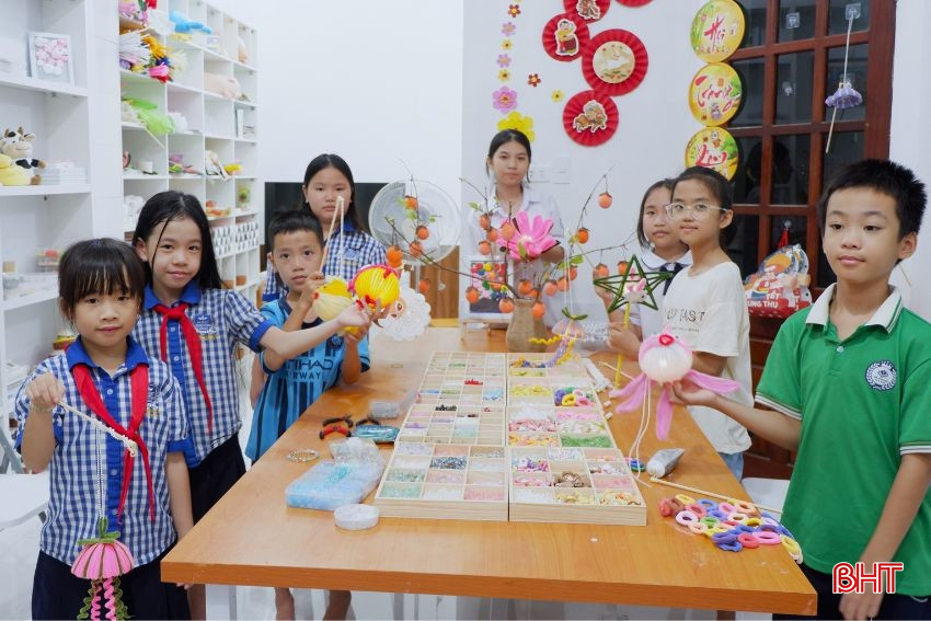 Các em nhỏ tự làm đèn Trung thu cho chính mình.