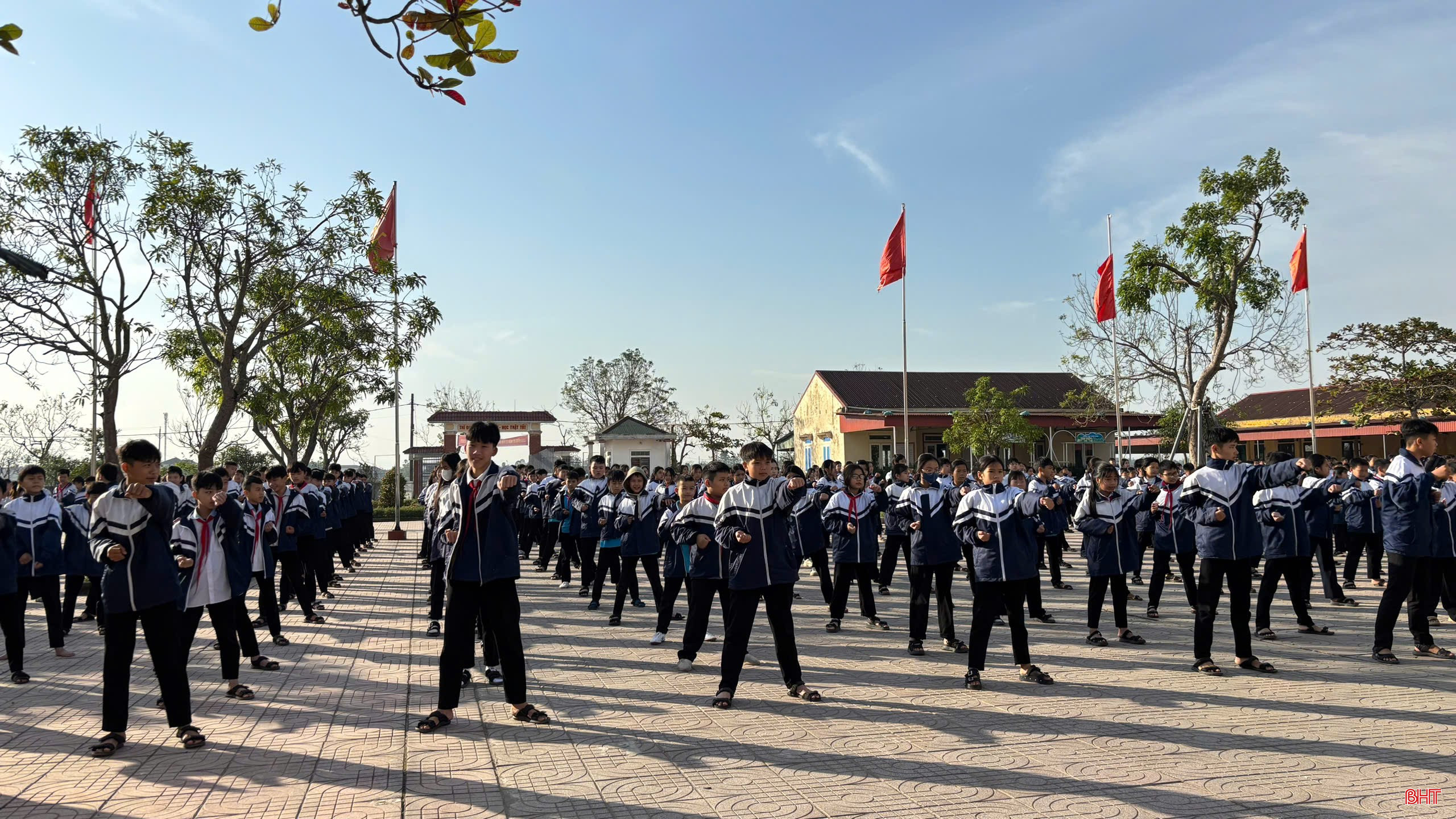 Các võ sinh hào hứng tập luyện.