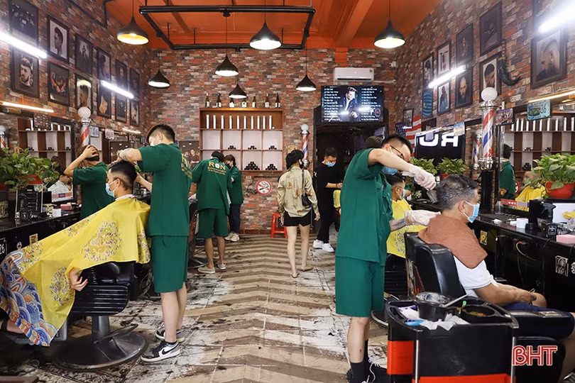 Người dân Hà Tĩnh tranh thủ làm đẹp trước ngày tiệm cắt tóc, nail đóng cửa phòng dịch