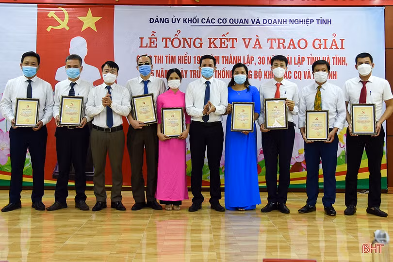 Trao thưởng cuộc thi tìm hiểu 190 năm thành lập, 30 năm tái lập tỉnh và 65 năm ngày truyền thống Đảng bộ Khối CCQ&DN Hà Tĩnh