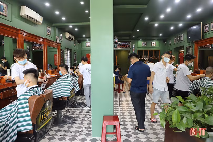 Người dân Hà Tĩnh tranh thủ làm đẹp trước ngày tiệm cắt tóc, nail đóng cửa phòng dịch