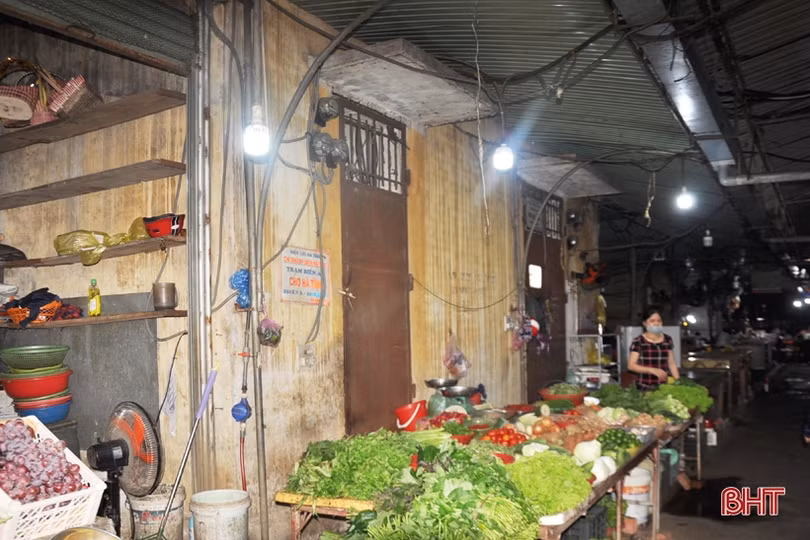 Lưới điện mất an toàn: Ngành điện thúc giục, Ban Quản lý chợ Hà Tĩnh “câu giờ”!