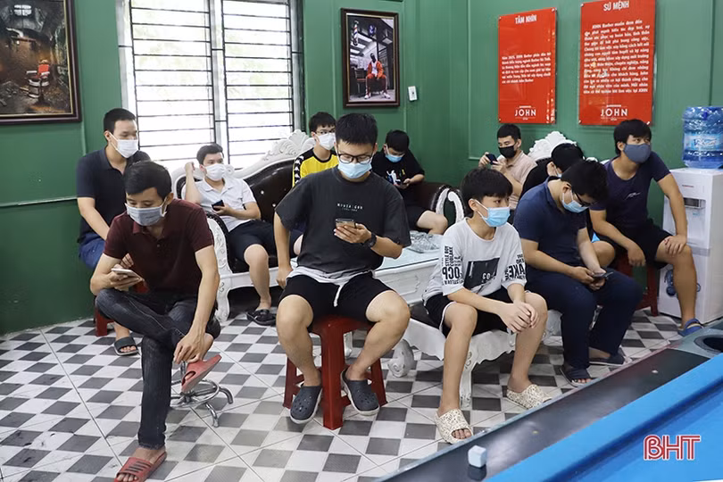 Người dân Hà Tĩnh tranh thủ làm đẹp trước ngày tiệm cắt tóc, nail đóng cửa phòng dịch
