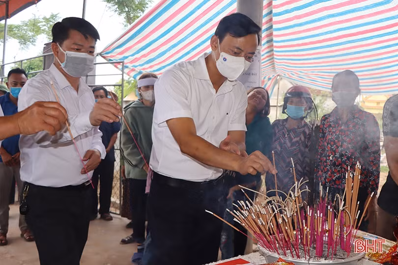 Trưởng ban Tuyên giáo Tỉnh ủy Hà Tĩnh thăm hỏi, động viên 2 gia đình có 3 học sinh bị đuối nước