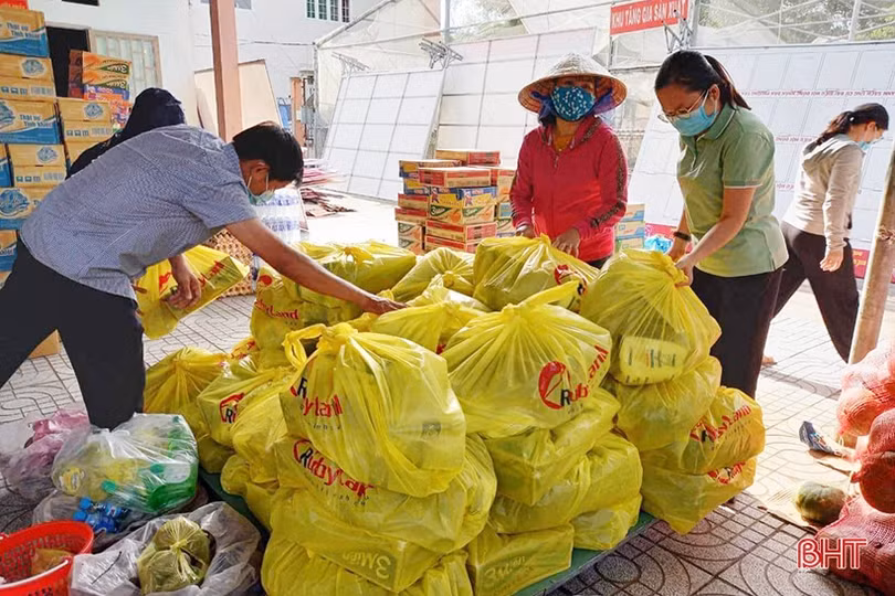Những món quà nghĩa tình hỗ trợ bà con Hà Tĩnh xa quê ảnh hưởng dịch COVID-19